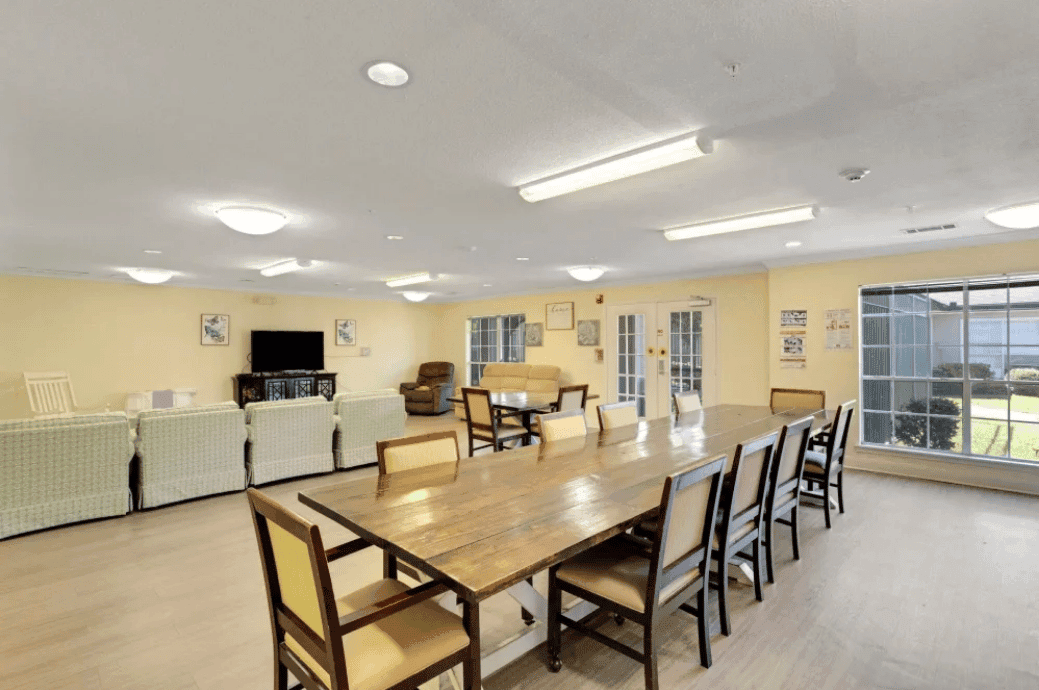 Carriage Inn Lake Jackson - Gallery image