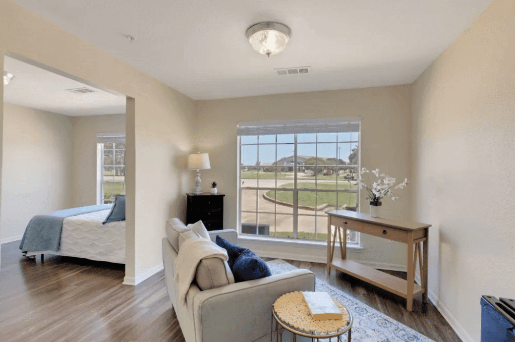 Carriage Inn Lake Jackson - Gallery image